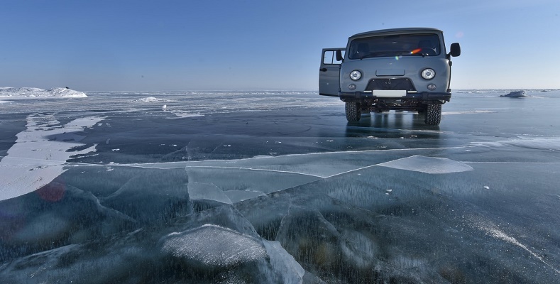 El lago Baikal, ubicado en la Siberia, vive también temperaturas extremas. En el invierno sus aguas se congelan al punto de que, quienes viven en sus costas, lo emplean para el transporte terrestre.