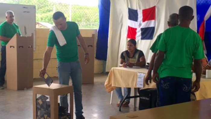 En la imagen de archivo, un ciudadano emite su voto durante las elecciones generales de la República Dominicana en 2016.