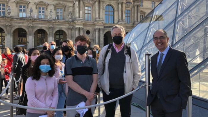 El director-presidente del Louvre recibió a los primeros visitantes.