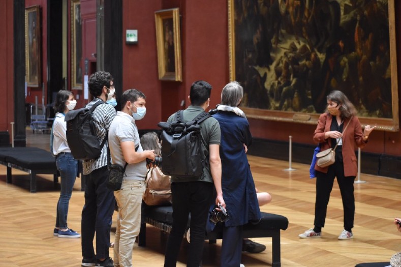El Louvre recibe la jornada del lunes sus primeros visitantes tras cuatro meses cerrado por la pandemia de la Covid-19.