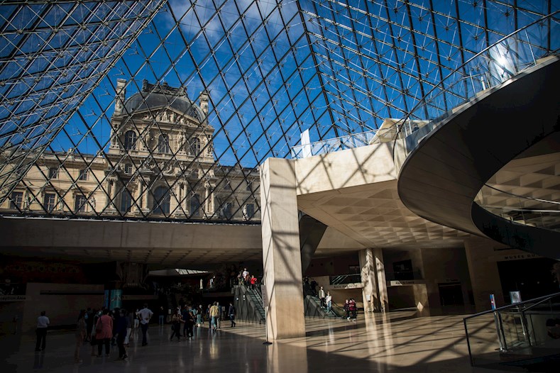 La pirámide de cristal, una de las entradas al Louvre vio pasar esta mañana los primeros visitantes de la vida poscovid.