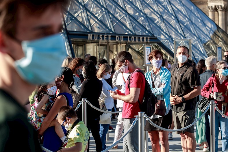 Varios cientos de visitantes se dieron cita esta mañana para asistir a la reapertura del Louvre.