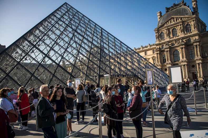 La pirámide de cristal, símbolo de la modernización del Louvre, estuvo hoy colmada de visitantes ataviados con nasobucos.