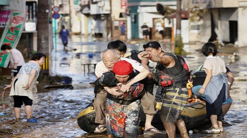 Las lluvias, aludes e inundaciones obligaron a evacuar a millones de personas en la isla de Kyushu y, en menor medida, en localidades del occidente y centro de Japón. Se reportan alrededor de 60 muertos. 