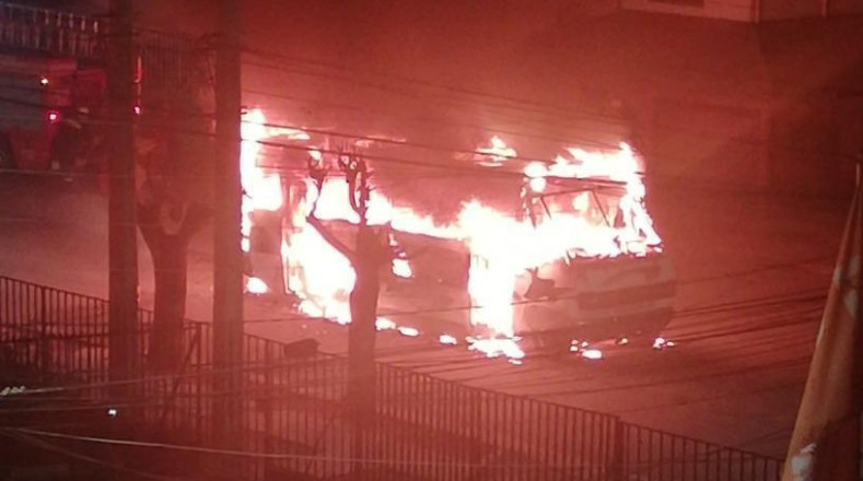 En la Región Metropolitana se reportaron disturbios, barricadas y vehículos quemados. Carabineros informó la detención de 54 manifestantes.