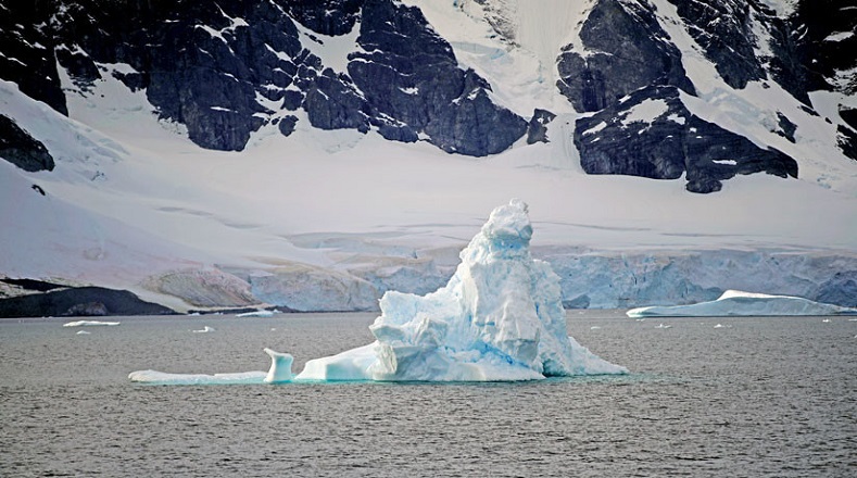 Varios científicos en el mundo sostienen la hipótesis de que el hielo en la Antártida seguirá derritiéndose debido a los efectos perjudiciales del calentamiento climático.