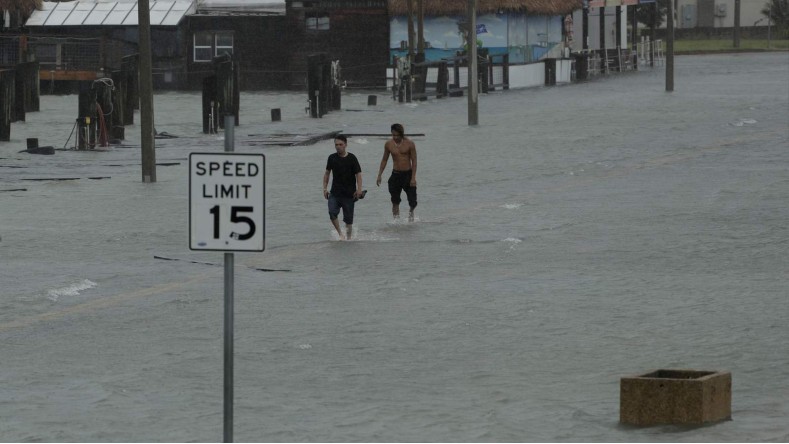Las inundaciones costeras han causado gran daño sobre la infraestructura vial de Texas.
