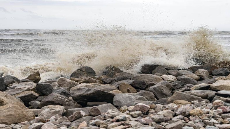 Los primeros daños del huracán Hanna se produjeron sobre el ecosistema costero de Texas al arrastrar grandes volúmenes de arena y grandes piedras.    