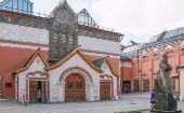 La fachada recrea las construcciones típicas de los cuentos de hadas rusos.
