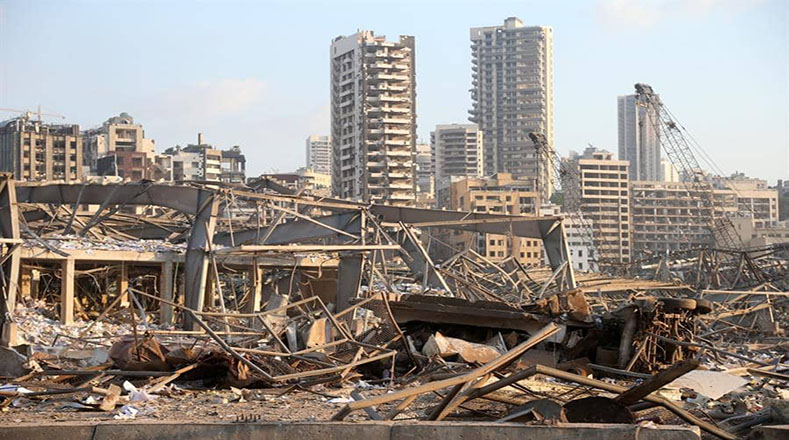 Los servicios sanitarios libaneses se activaron de forma inmediata para atender los daños y buscar heridos bajo los escombros que dejó la explosión en el puerto. 