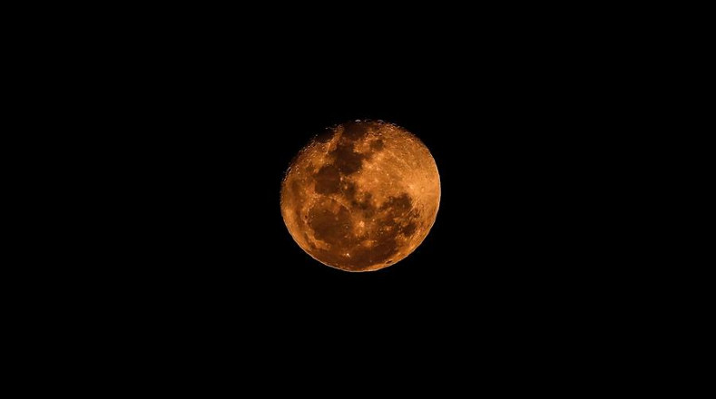 El efecto de las humaredas también provocó el color rojizo de la luna en la noche del miércoles.