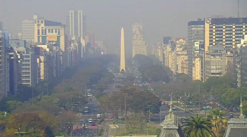 Mientras, las autoridades de la ciudad, a través de la Secretaría de Ambiente, informaron que las partículas de humo no son nocivas a la salud humana.