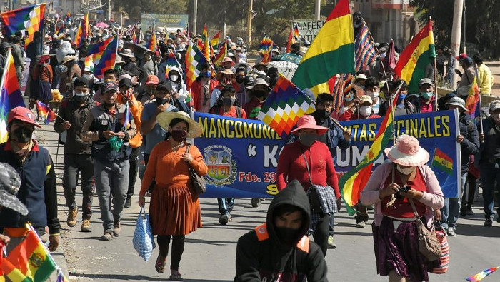 La Central Obrera Boliviana, respaldada por organizaciones sociales e indígenas, ha llamado a mantener la huelga general indefinida, ante la falta de acuerdo con el Gobierno de facto.