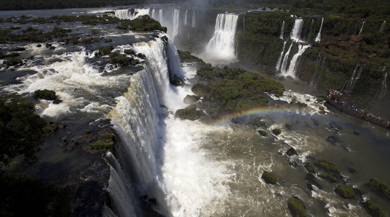 Las cataratas del Iguazú son un conjunto de saltos de agua que se encuentran localizados en la frontera entre Argentina y Brasil. 