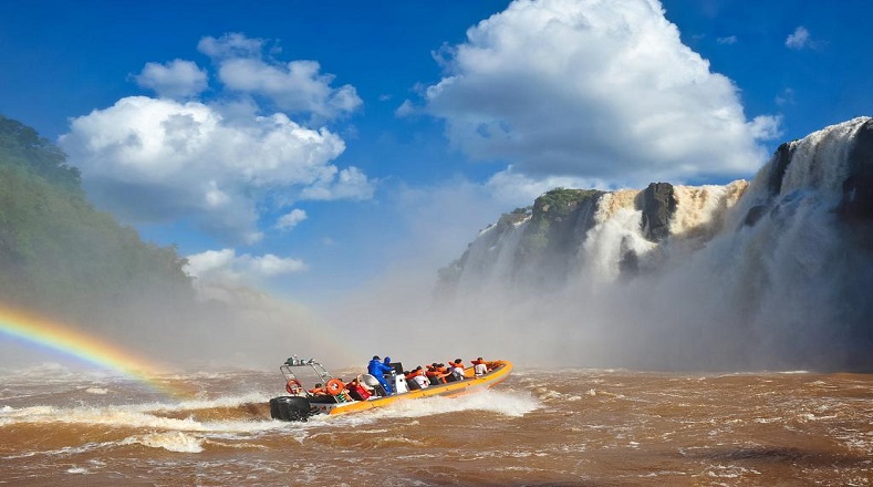 Estas cataratas poseen 275 saltos en total, el más caudaloso y alto es la conocida Garganta del Diablo con una elevación de caída de agua de 82 metros.