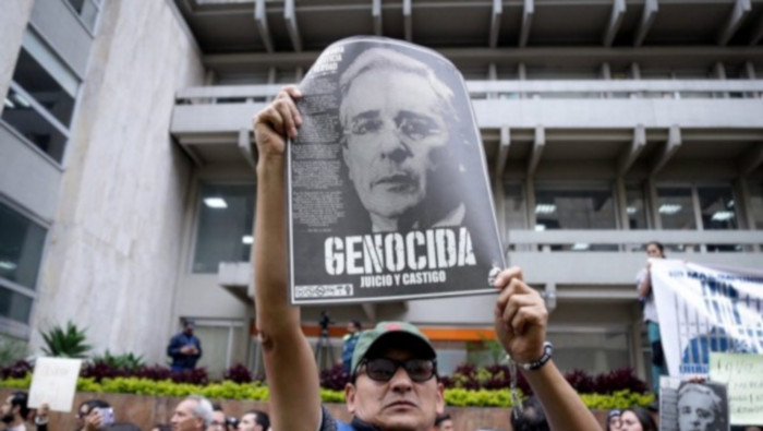 Durante 17 días, las AUC tomaron control de El Aro, saquearon, torturaron y asesinaron ante la mirada impasible del gobierno de Uribe.