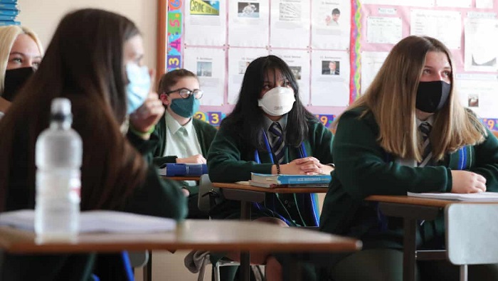 Las autoridades educacionales de Escocia emitieron regulaciones para que se utilicen mascarillas en las escuelas y se prevengan contagios.