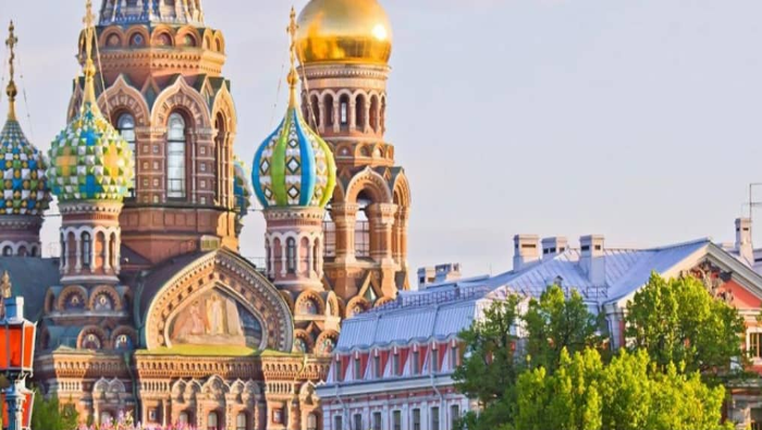 La antigua Súzdal se remonta al siglo XI y tiene de fondo el Kremlin, así como viejas edificaciones de piedra blanca que sirvieron de contraste para el colorido festival.
