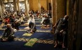 Tras el desconfinamiento en la capital egipcia, los personas regresaron a las mezquitas bajo las medidas de seguridad para evitar contagios.