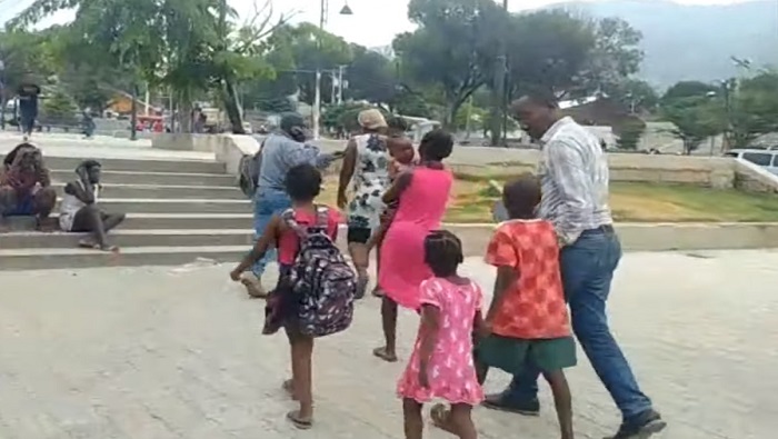 Vecinos del distrito de Bel Air, en la capital haitiana, llegan a las inmediaciones del Campo de Marte luego de huir de los enfrentamientos entre grupos armados.