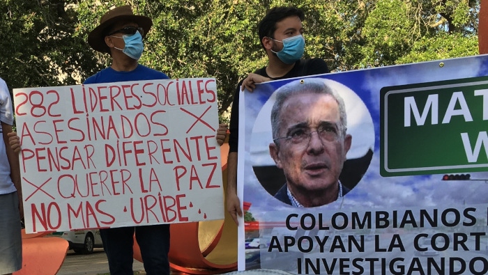 Manifestantes protestan contra el expresidente Uribe en Miami, EE.UU., el pasado 28 de agosto.