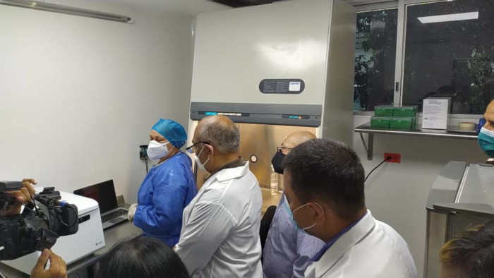 Autoridades venezolanas y de la embajada de Cuba en Venezuela realizaron un recorrido por el laboratorio de biología molecular.
