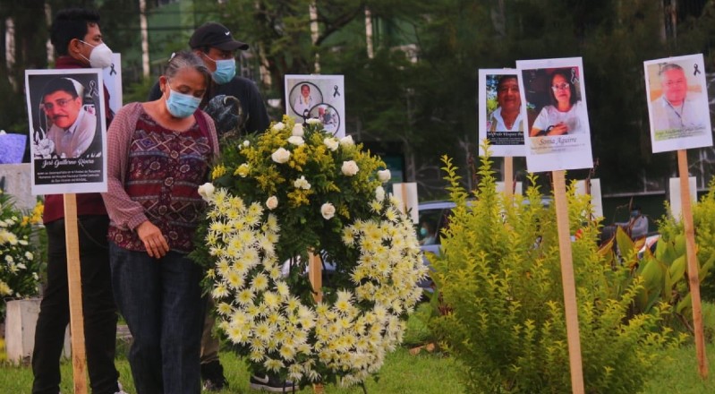 Familiares y amigos rememoraron a sus seres queridos víctimas de la pandemia.