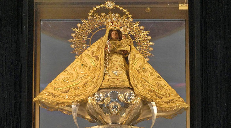 La Virgen de la Caridad del Cobre, o Cachita, como se le conoce popularmente es la Santa Patrona de Cuba. Acompaña a los cubanos desde principios del siglo XVII, cuando en 1612, según la historiografía, fue hallada en la Bahía de Nipe, en la actual provincia de Holguín.