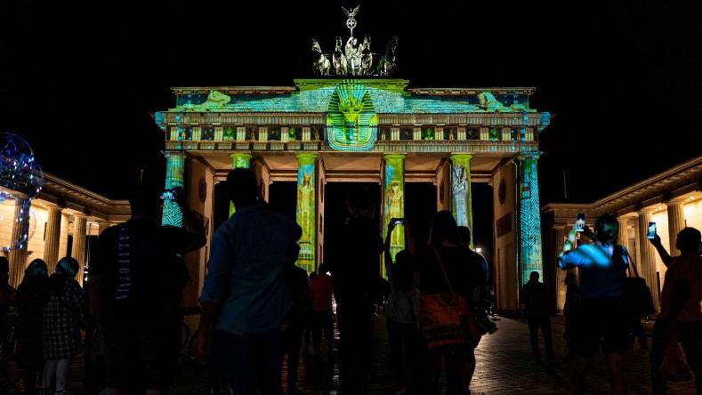 En la mítica Puerta de Brandenburgo se reúnen cientos de personas; eso sí, los organizadores piden distancia social y nasobucos.