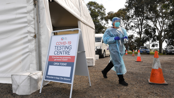 Un trabajador de la salud realiza pruebas para detectar el coronavirus SARS-CoV-2 en Melbourne, Australia.