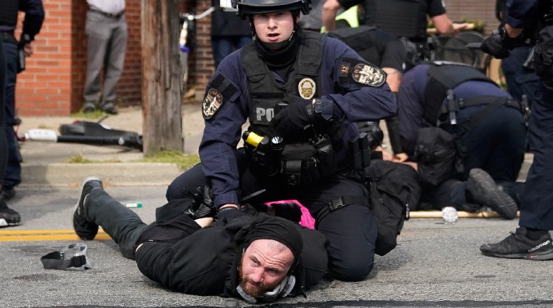 La violencia fue una característica del despliegue policial en Kentucky.