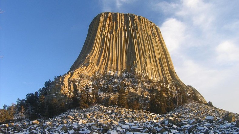 La Torre del Diablo alcanza más de 380 m por sobre el terreno y su silueta sido protagonista en películas sobre extraterrestres.