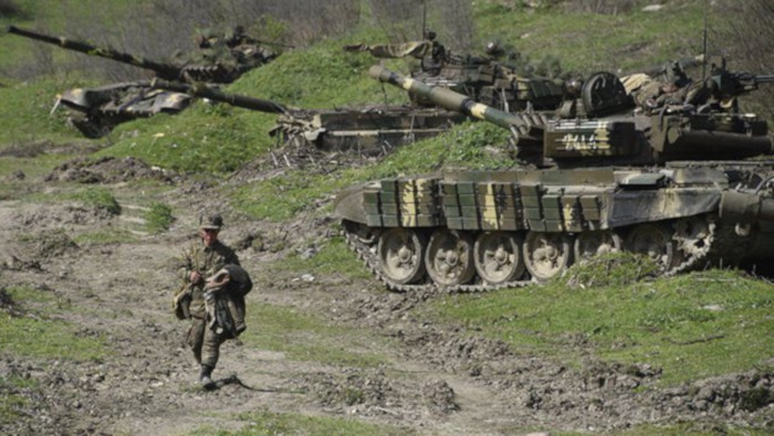 Las fuerzas de Nagorno Karabaj y el ejército de Azerbaiyán intensificaron este domingo el fuego de artillería,