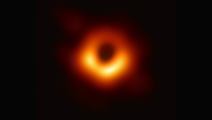 La primera fotografía real de un agujero negro fue tomada en abril de 2019 con avanzada tecnología y algoritmos.