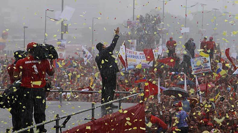 Bajo una intensa lluvia en el último día de campaña, Chávez pronunció una de las frases que pasaron a la historia: "Chávez ya no soy yo, Chávez eres tú hermano venezolano, Chávez eres tú hermana venezolana (...) ¡porque Chávez es el pueblo!".