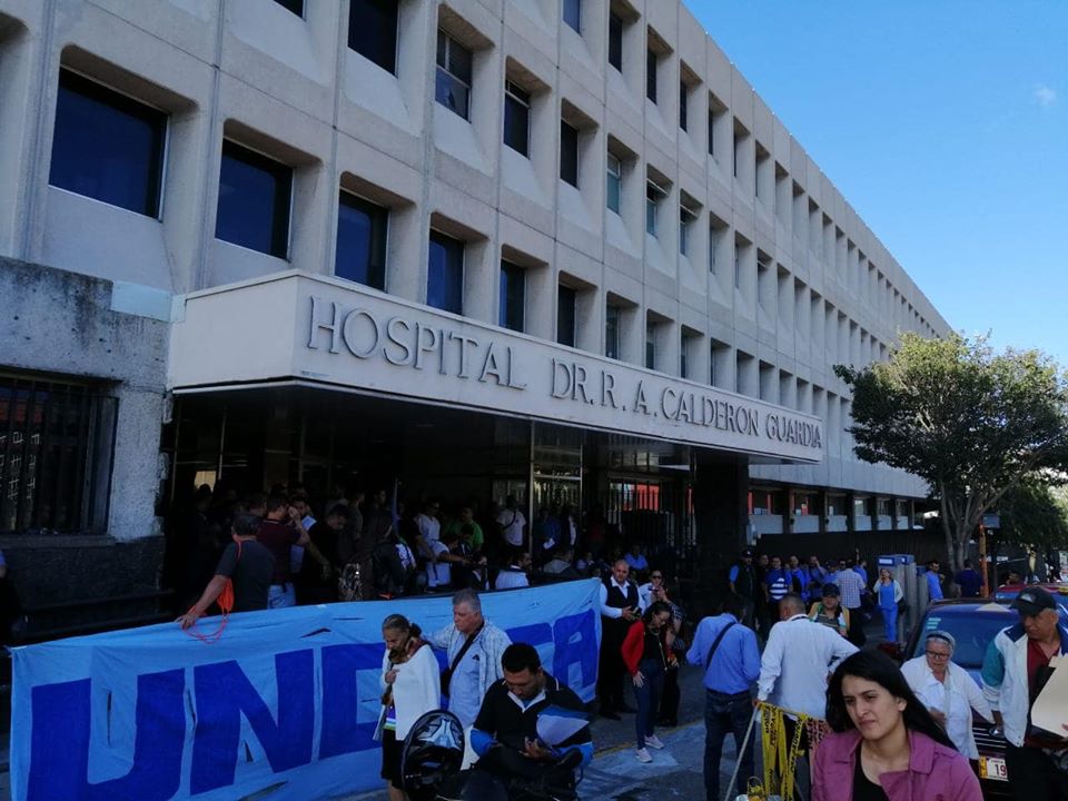 Los trabajadores de la salud se suman a las protestas contra las políticas neoliberales del gobierno de Carlos Alvarado.