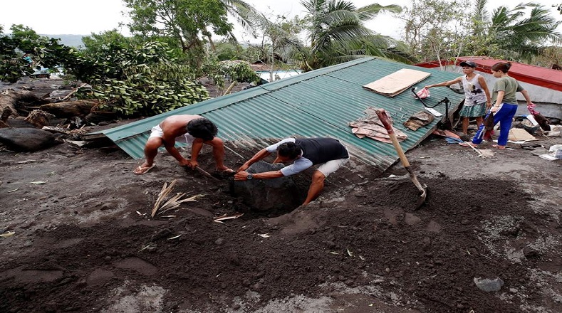 Según residentes y expertos, el deslave del volcán Mayon ha sido uno de los peores que se recuerde. Sumergió carreteras, campos cultivados y alrededor de 300 casas, como la que estos pobladores de Guinotabang se esfuerzan en desenterrar.