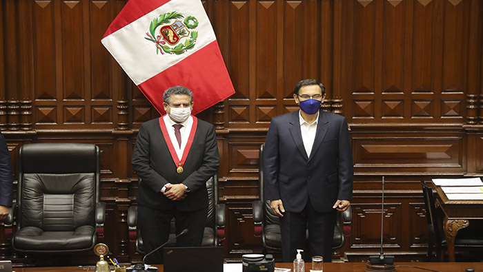 El presidente peruano, Martín Vizcarra, es acusado de haber recibido cerca de 660.000 dólares de sobornos de dos empresas por obras públicas.