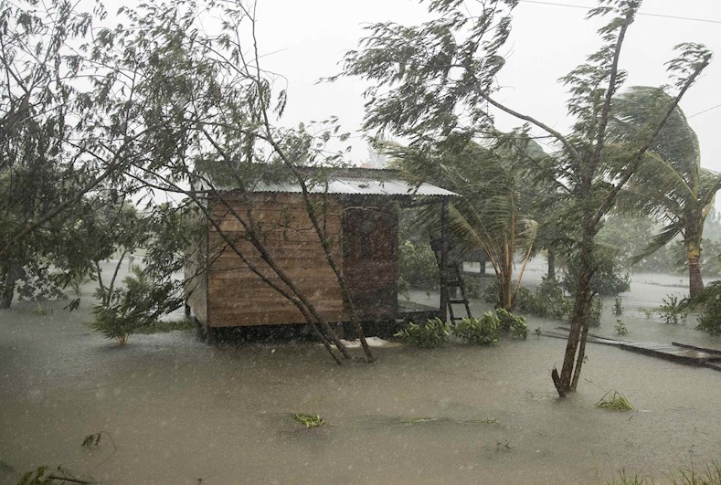 Más de 300 familias fueron llevadas a albergues temporales debido a las lluvias que azotaron a varias regiones de Panamá y que han causado inundaciones y deslaves, sin registro de muertes en ese país.