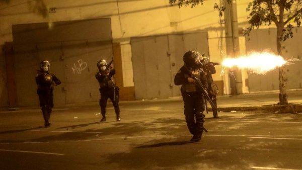 Manifestantes peruanos denunciaron que la policía disparó en forma directa contra ellos.