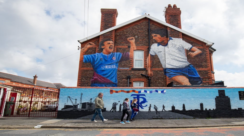 Las figuras de los jugadores Ian Muir y Ray Mathias permanecen estampadas sobre la pared de una gran estructura en Birkenhead, Reino Unido, como un tributo a estas dos estrellas de los Tranmere Rovers.