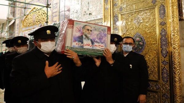 El funeral de Mohsen Fajrizade se llevan a cabo en la sede del Ministerio de Defensa iraní.