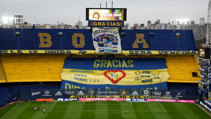 Sobre las gradas de La Bombonera resaltaba una gran banderola con el nombre de Maradona y un corazón, como muestra de afecto al astro.