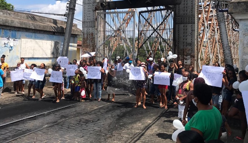 Los pobladores de Sao Félix protestan contra lo que consideran un exceso policial, el cual acabó con la vida de un joven barbero.