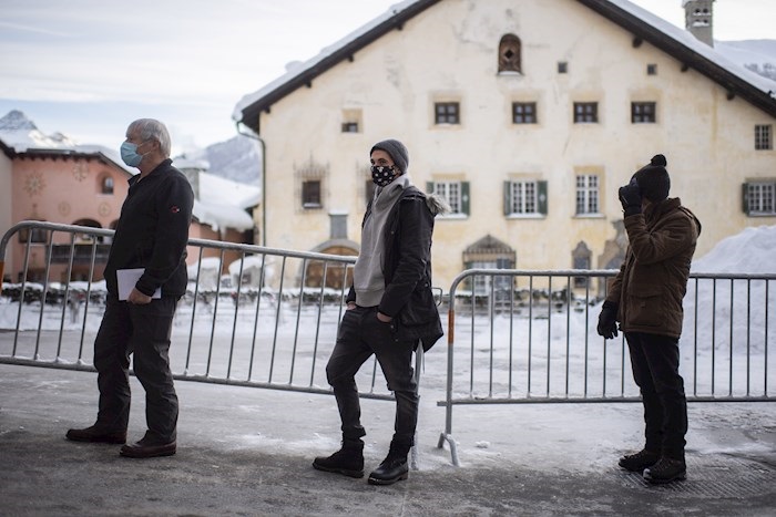 El ministro suizo de Salud, Alain Berset, pidió a los ciudadanos de los países vecinos no trasladarse a Suiza para esquiar durante las vacaciones de Navidad y Año Nuevo.
