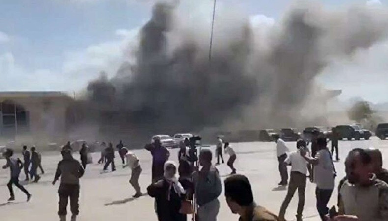 El gobierno culpa a rebeldes hutíes y estos niegan implicación a la explosión en el aeropuerto de Adén.