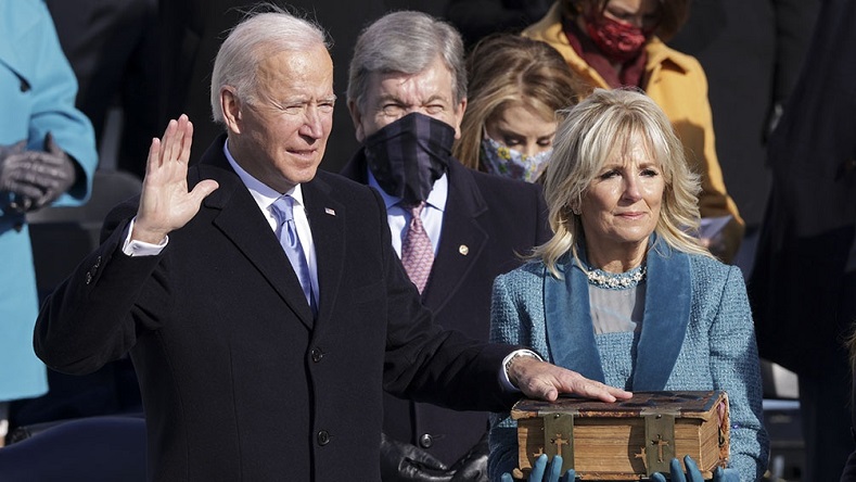 En la ceremonia, Joe Biden juramentó sobre una voluminosa Biblia, la cual ha empleado en todos los actos donde fue posesionado como funcionario público. Le acompañó su esposa Jill Biden. 
