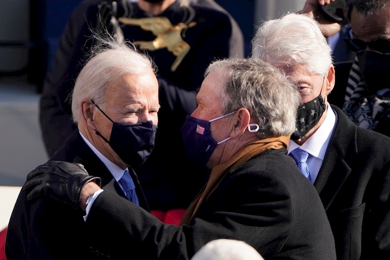 La investidura de Biden en el Capitolio estadounidense contó con la presencia de otros expresidentes: William Clinton (1993-2001), George W. Bush (2001-2009) y Barack Obama (2009-2017).  El presidente saliente Donald Trump se ausentó como había anunciado. 