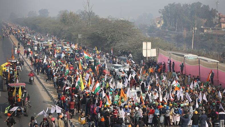 Miles de agricultores, provenientes de otros estados indios como Punjab y Haryana cercanos a la capital del país, se movilizaron a Nueva Delhi este 26 de enero Día de la República de la India. Algunos movilizados sobre sus tractores y otros caminando.
