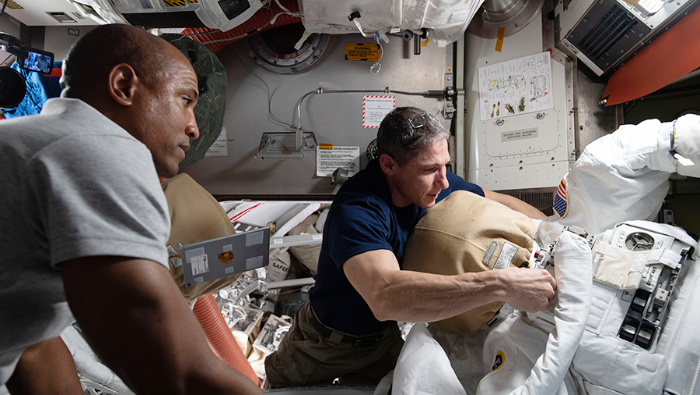Los dos astronautas saldrán de la esclusa de aire Quest, luego de configurar sus trajes espaciales a batería.